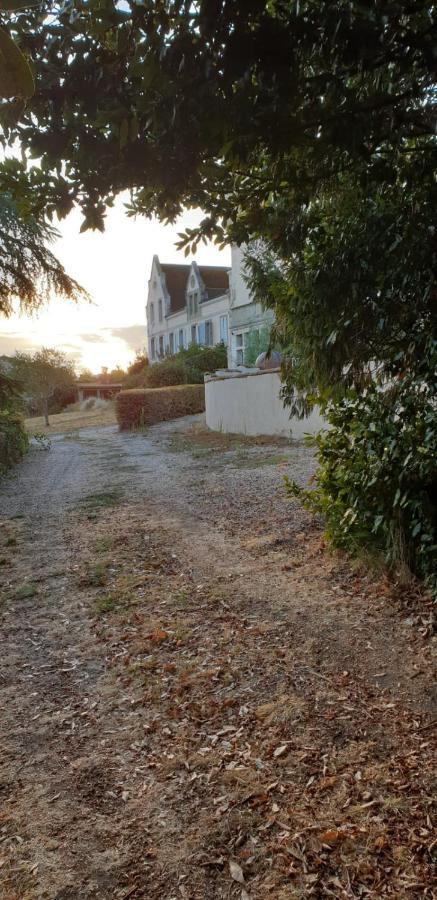 Chateau De Villeneuve - *